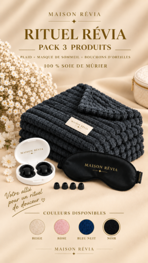 Pack Rituel Révia composé d’un plaid, d’un masque de sommeil et de bouchons d’oreilles, présenté dans des tons beige, rose, bleu nuit et noir.